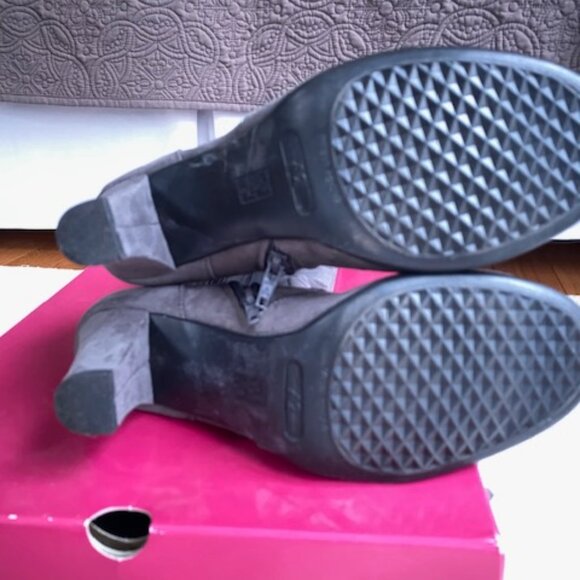 A2 by Aerosoles gray suede high heel boots 8 M - Picture 3 of 6